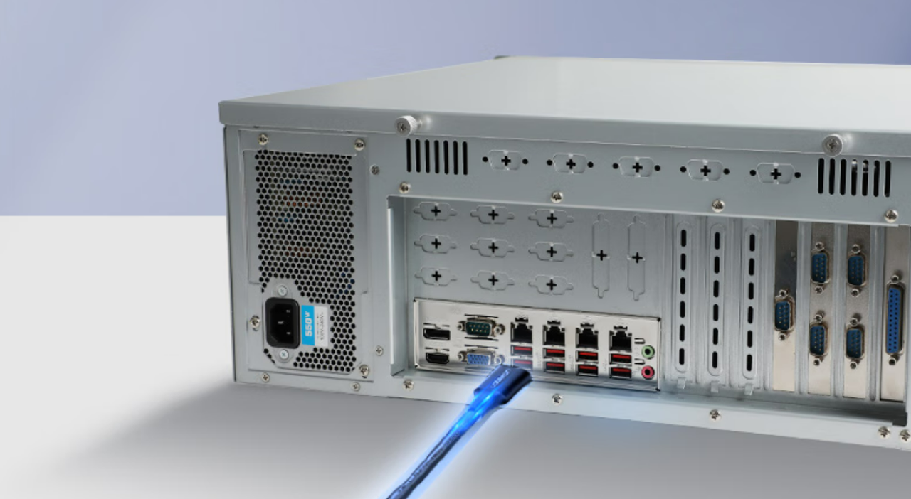 該設(shè)備板載7個(gè)PCIe插槽——1個(gè)PCIe*16（Gen15）或2個(gè)PCIe*8（Gen5），1個(gè)PCIe*1，4個(gè)PCI*4。